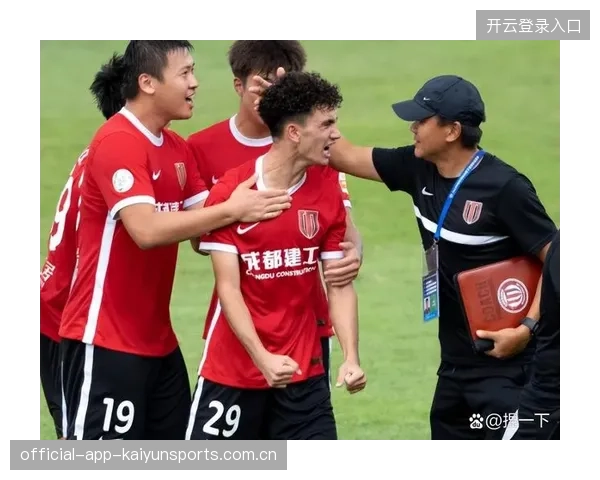 成都蓉城中距离打门颇有威胁，擦柱偏出：从赛场影像到未来训练的软性承诺